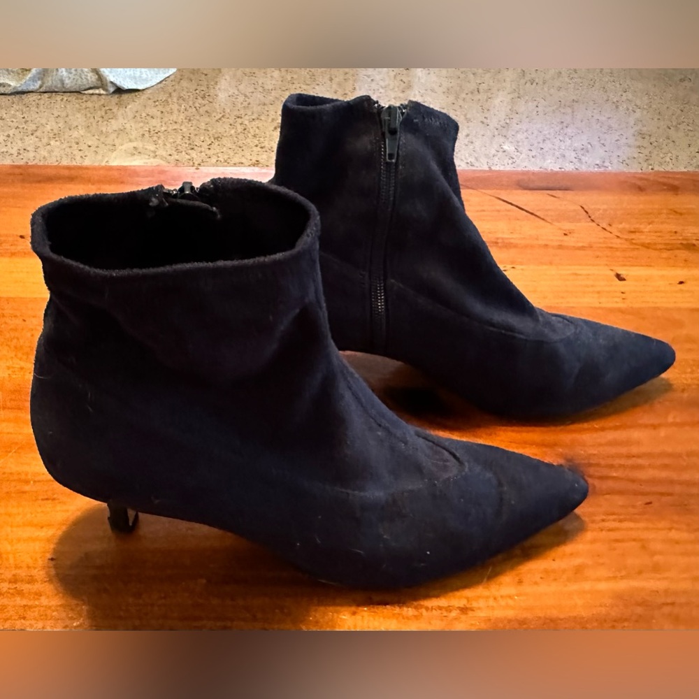 Bella Vita navy blue booties with a kitty hill. Size 7.5 Great condition